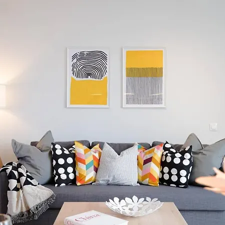 Scandinavian Airy Apt In Business Area & Airport *