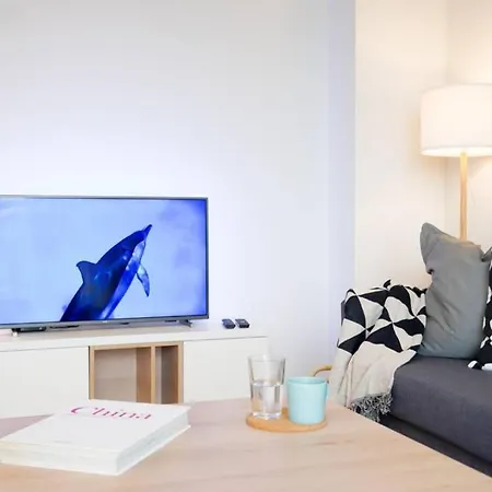 Scandinavian Airy Apt In Business Area & Airport
